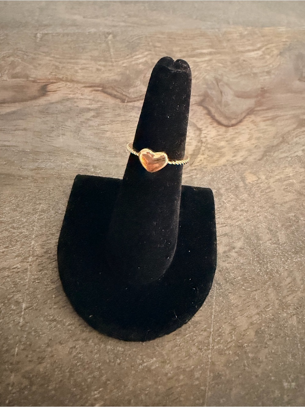 🍭6/$30 Gold Tone Heart Twisted Band Ring Size 6